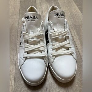 Prada District avenue